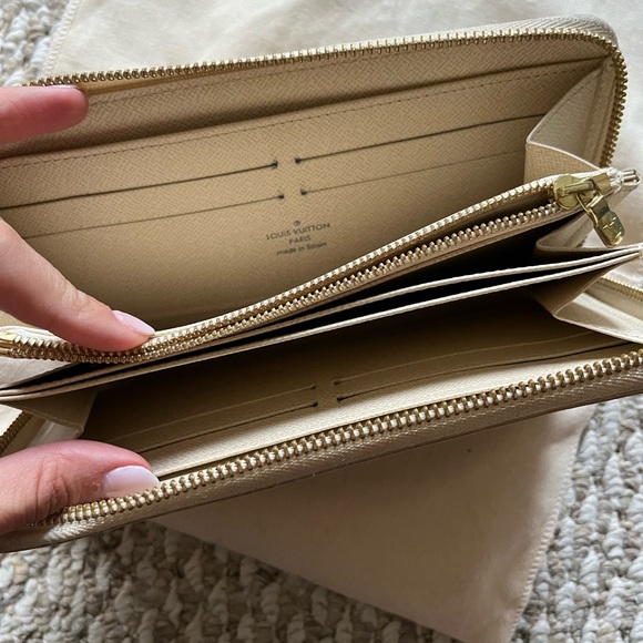 Authentic Louis Vuitton Damier Azul Zippy Wallet - Picture 8 of 9